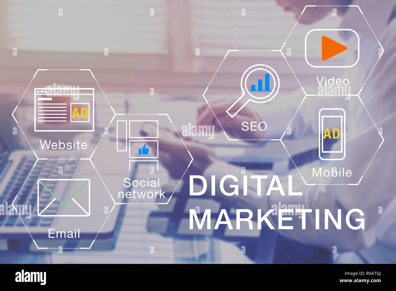 Digital Marketing manager che lavora sui social media network, sito internet mobile e email pubblicitarie campagna di comunicazione con SEO e pay pe Foto Stock