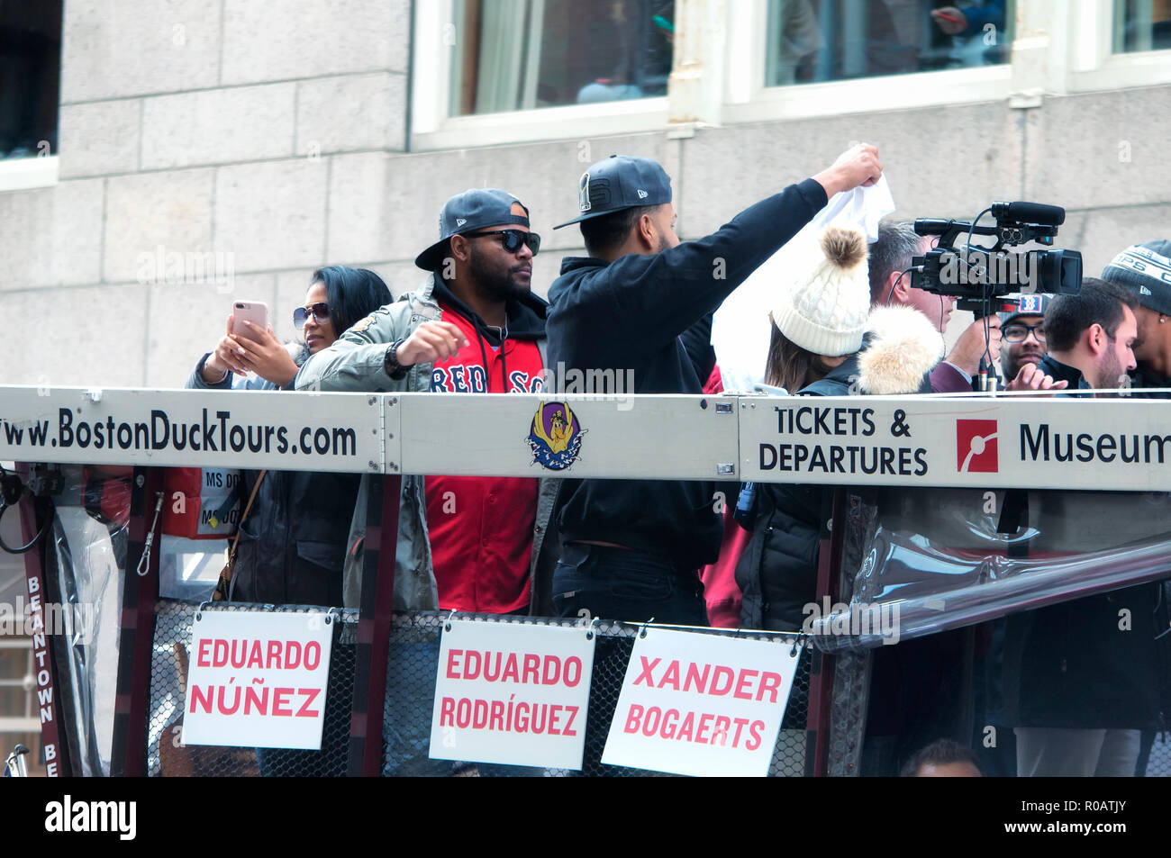 Boston, Ma. Ottobre 31, 2018. Boston Red Sox giocatori Eduardo Nunez e Eduardo Rodriguez su un bus su Tremont Street celebrando nella Red Sox Champi Foto Stock