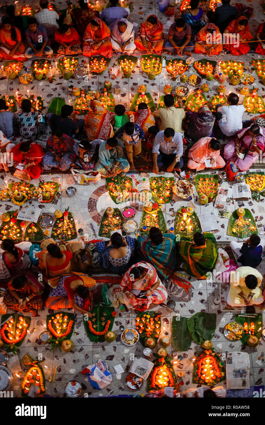 Loknath devoti accende le luci e bruciare i bastoncini di incenso mentre si eseguono i rituali all'Loknath Ashram a Dhaka's Swamibag. Negli ultimi quindici giorni dell'essere Foto Stock