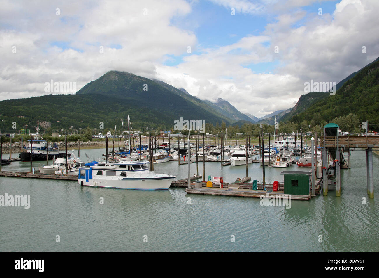 Skagway Alaska - 08/02/2006: La piccola barca in porto Skagway. Foto Stock