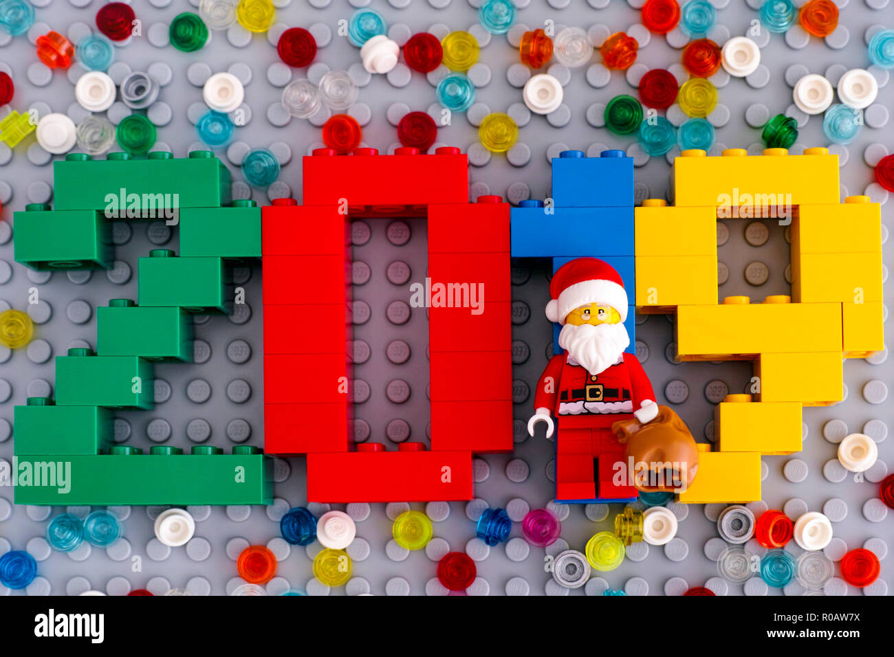 Tambov, Federazione Russa - 02 Settembre 2018 Numero 2019 realizzato con i mattoncini Lego e Santa Claus minifigure sulla piastra di base grigia con sparsi intorno Br Foto Stock
