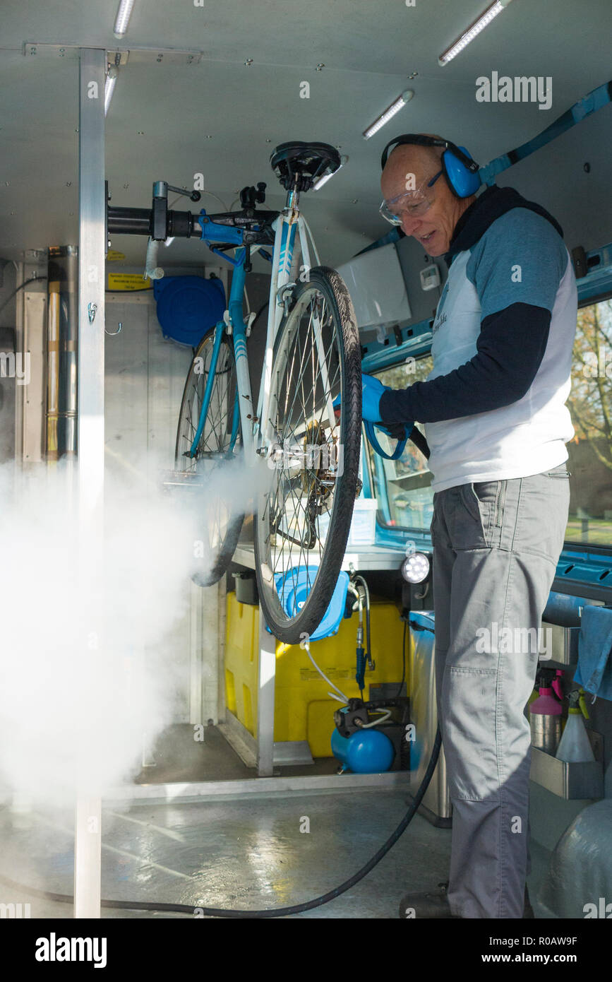Una bici / Bici / / ciclo bi ciclo essendo pulito sotto pressione ad una unità mobile / lavaggio / dipendente di lavare la mia bike.com all'interno del retro del furgone mobile. England Regno Unito. (103) Foto Stock