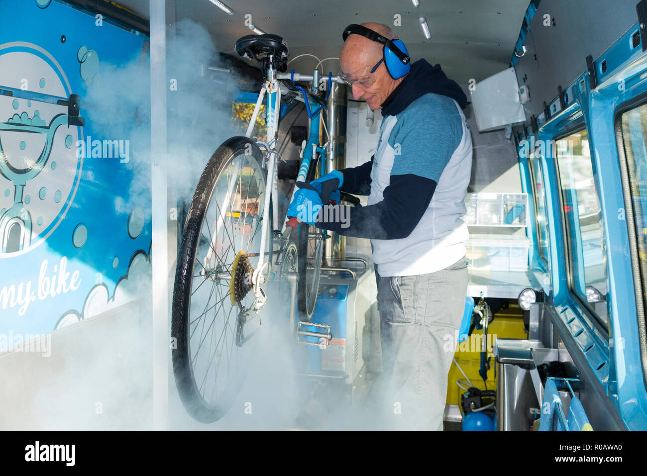 Una bici / Bici / / ciclo bi ciclo essendo pulito sotto pressione ad una unità mobile / lavaggio / dipendente di lavare la mia bike.com all'interno del retro del furgone mobile. England Regno Unito. (103) Foto Stock