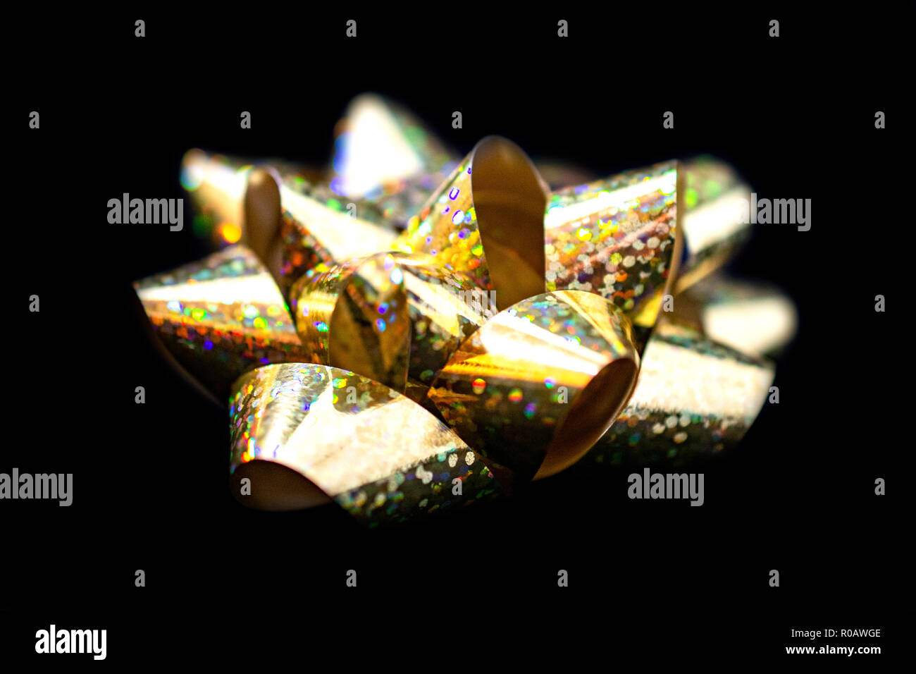 Un (1) Natale in Satin Ribbon - Satin olografica oro nel colore sfondo nero. Camera per copia. Foto Stock