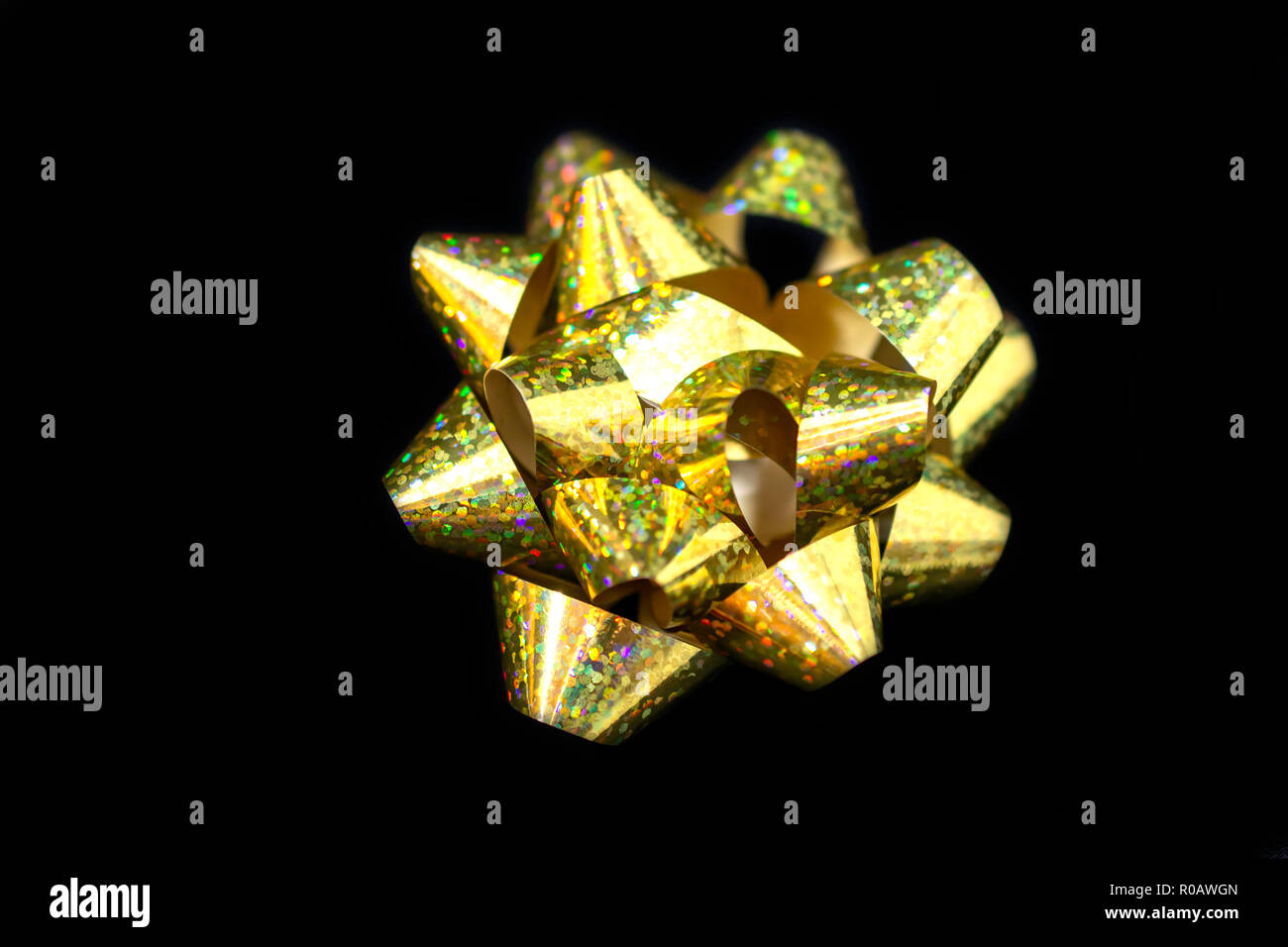 Un (1) Natale in Satin Ribbon - Satin olografica oro nel colore sfondo nero. Camera per copia. Foto Stock