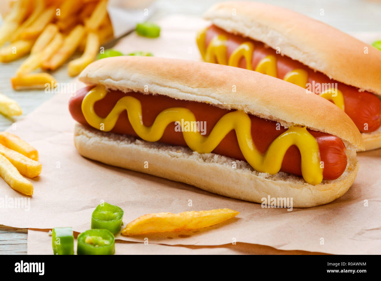 Hot Dogs sulla carta da forno Foto Stock