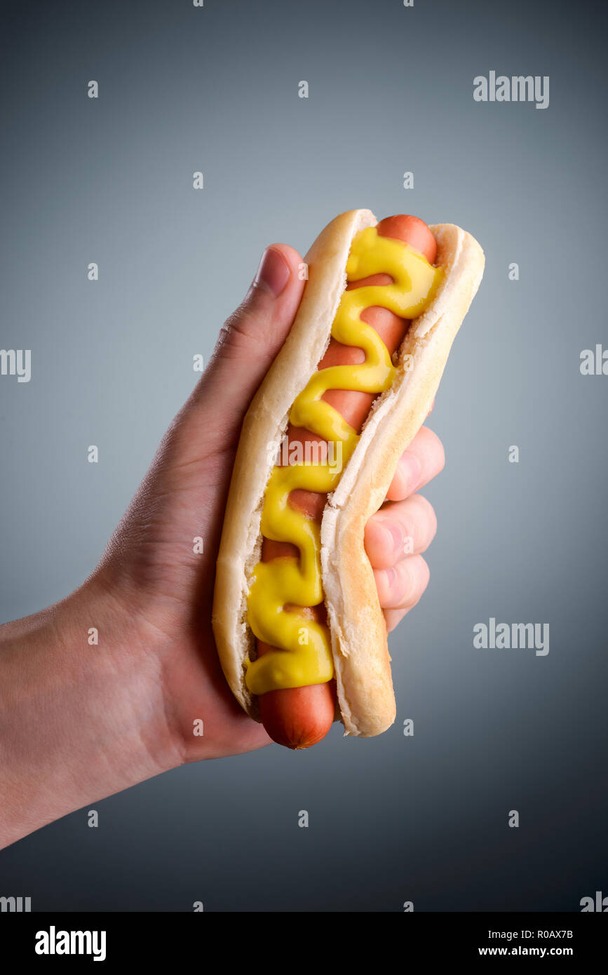 Maschio di mano azienda hot dog Foto Stock