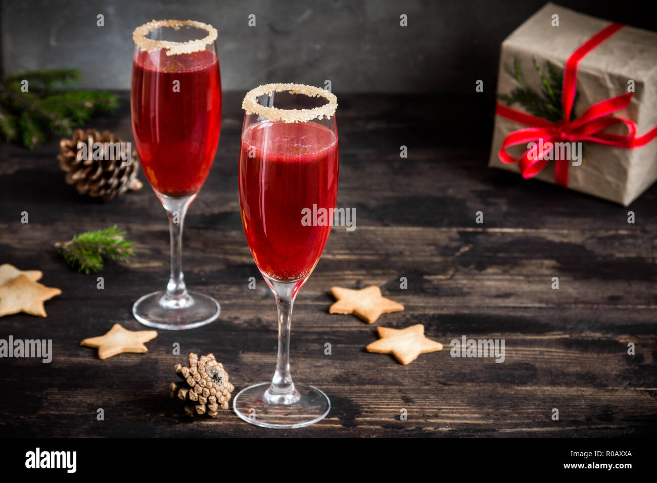 Mimosa drink di festa per il Natale - champagne cocktail rosso Mimosa (mocktail) con mirtillo palustre per la festa di Natale, spazio di copia Foto Stock
