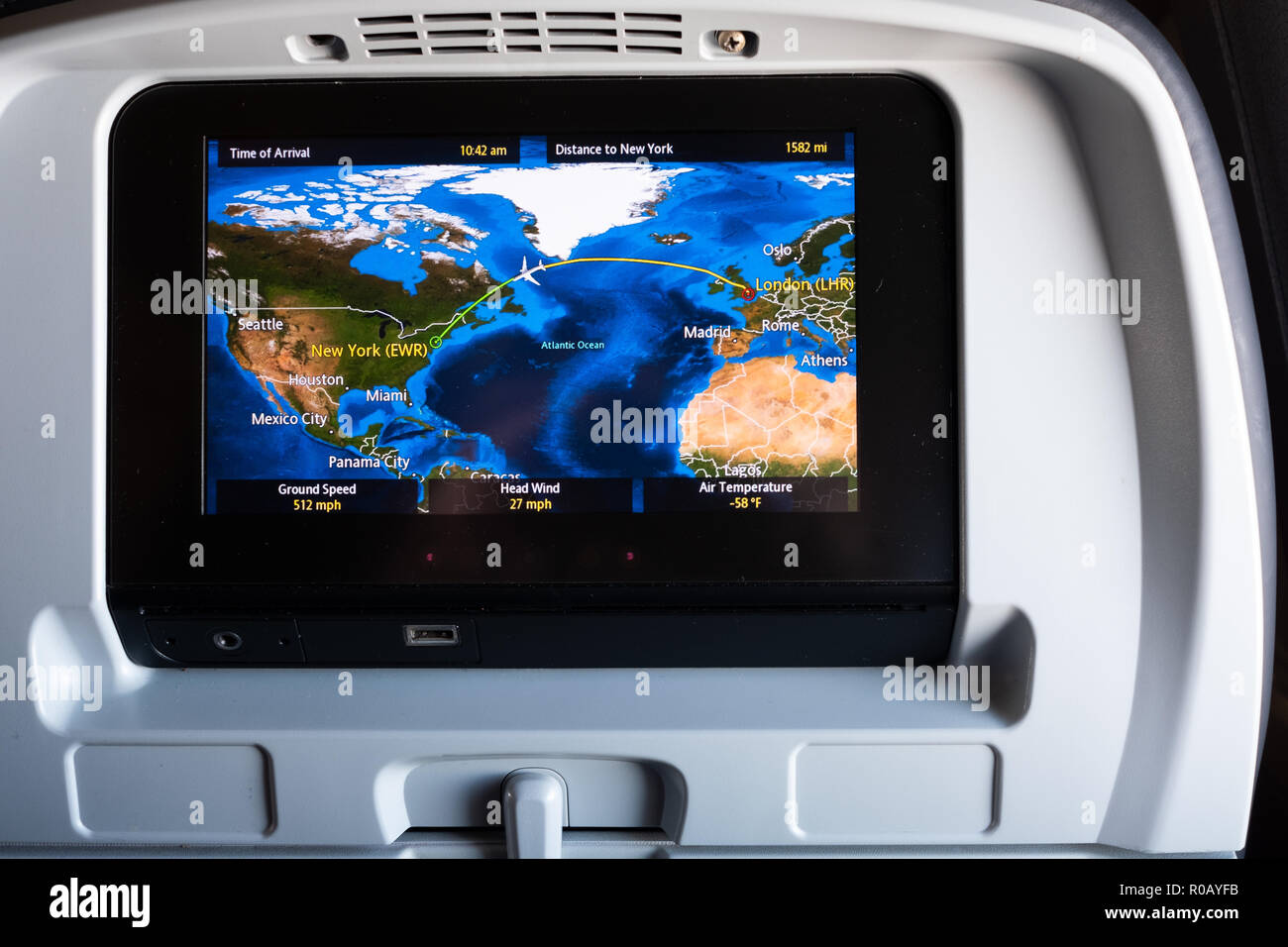 Uno schermo dello schienale su un aereo che mostra la posizione del volo su un volo a lunga percorrenza da Londra a New York USA. Un sistema di intrattenimento in volo o IFE Foto Stock