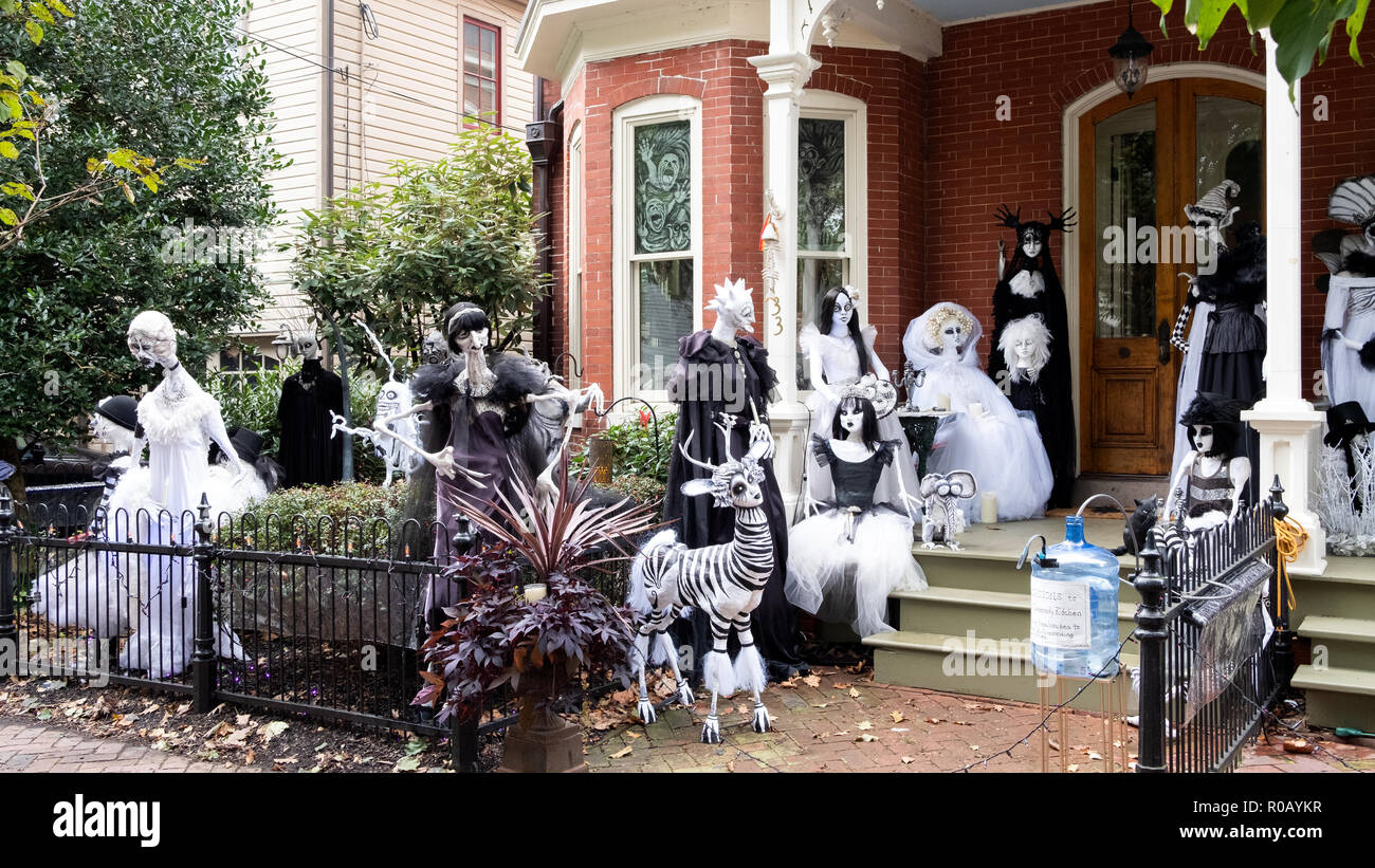 La parte anteriore di una casa decorata con molti personaggi e modelli a grandezza naturale come parte di un'impressionante decorazione di Halloween in stile Beetle Juice. New Jersey USA Foto Stock