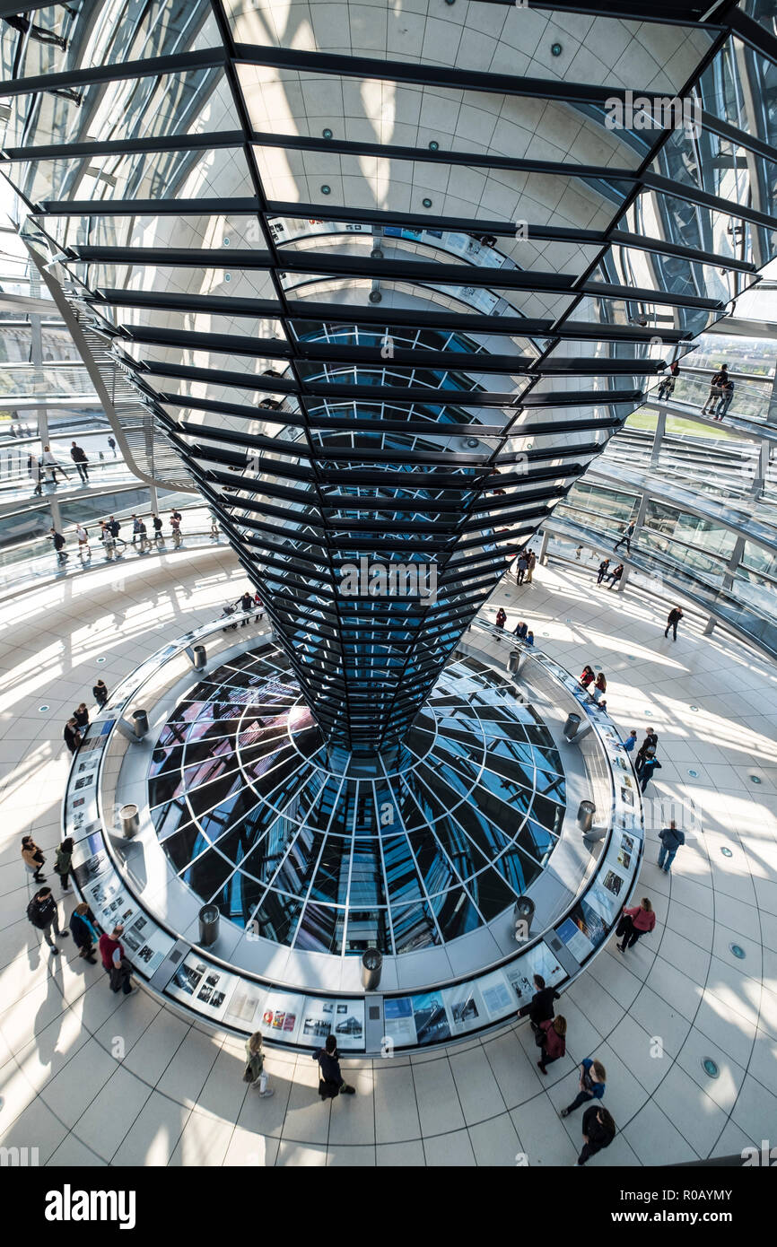 La cupola del Reichstag di Berlino, Germania Foto Stock