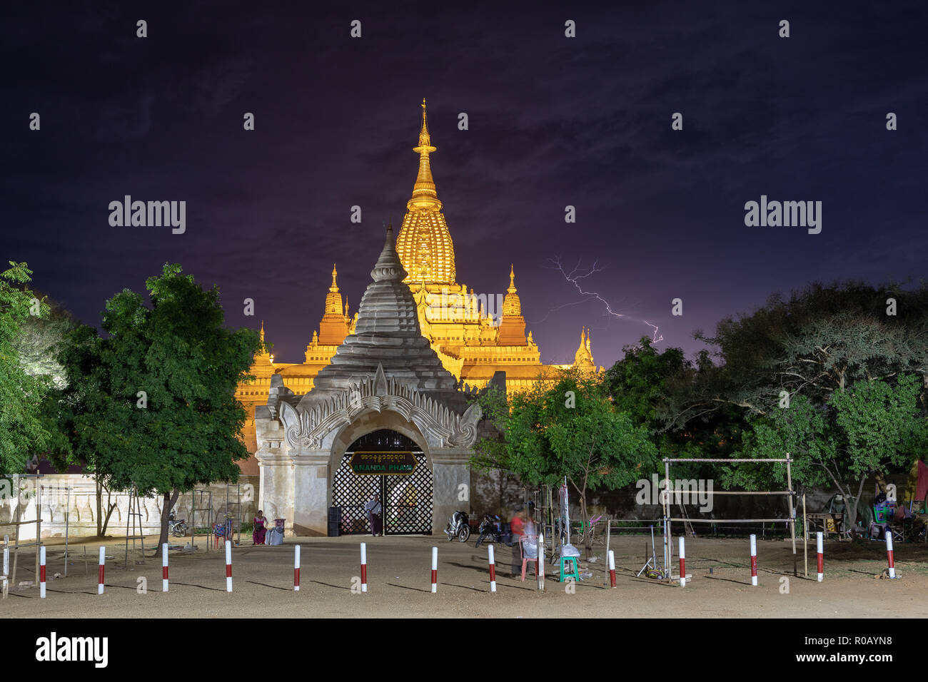 Tempesta un fulmine a Pagoda Anada, Bagan Foto Stock