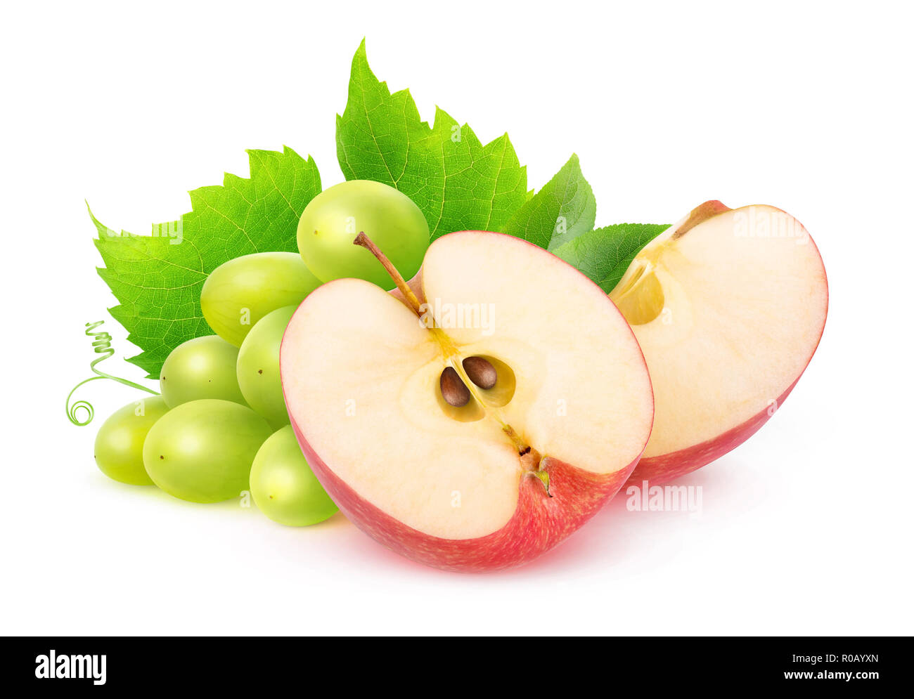 Frutta isolato. Tagliare red apple e il grappolo di uva bianca isolata su sfondo bianco con tracciato di ritaglio Foto Stock