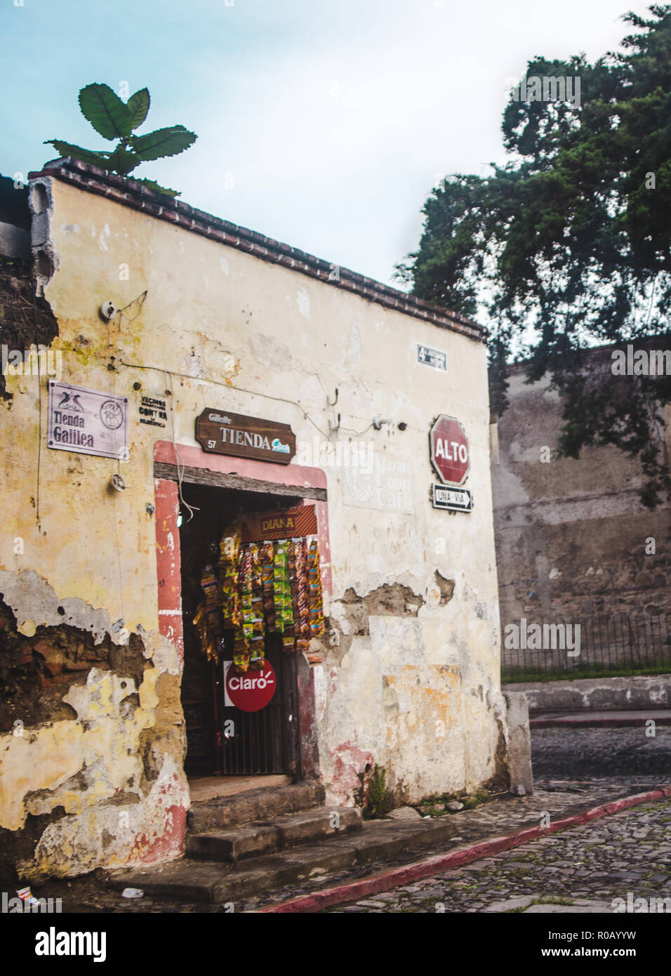 Sbriciolare la tipica 'tienda' cornershop convenience store sulla strada di ciottoli di Antigua Guatemala Foto Stock