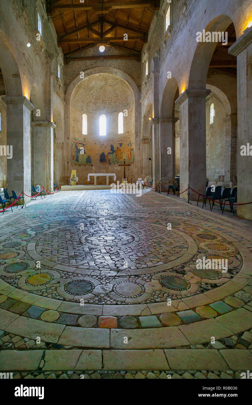 Bellissimo pavimento a mosaico all'Abbazia di San Liberatore a Maiella.  Abruzzo Foto stock - Alamy