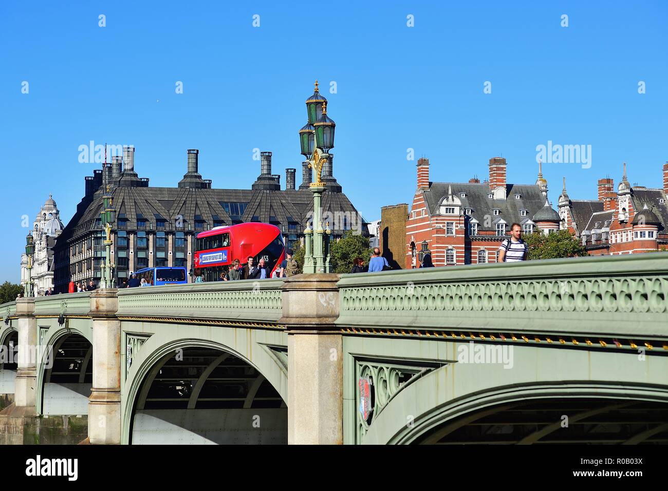 Londra, Inghilterra, Regno Unito. Un doppio bus deckerr attraversa il Westminster Bridge sul fiume Tamigi. Foto Stock