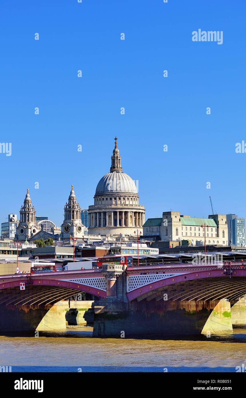 Londra, Inghilterra, Regno Unito. Cattedrale di San Paolo, Sir Christopher Wren's massterpiece tudgate in cima al colle che domina lo skyline di là. Foto Stock