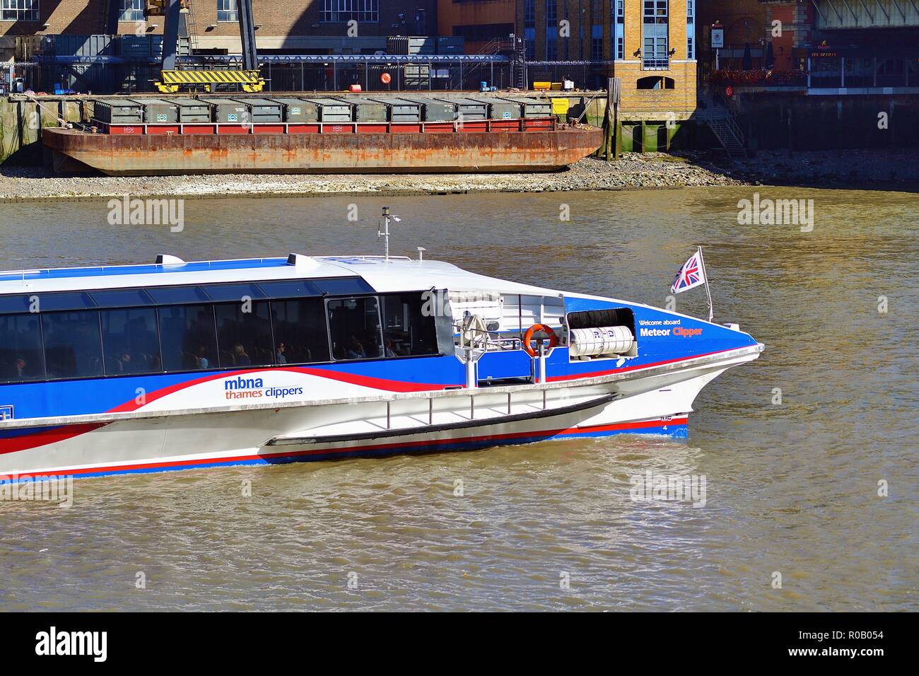 Londra, Inghilterra, Regno Unito. Battello da crociera il taglio attraverso l'acqua sul Fiume Tamigi garantendo ai turisti con vedute panoramiche lungo il fiume. Foto Stock