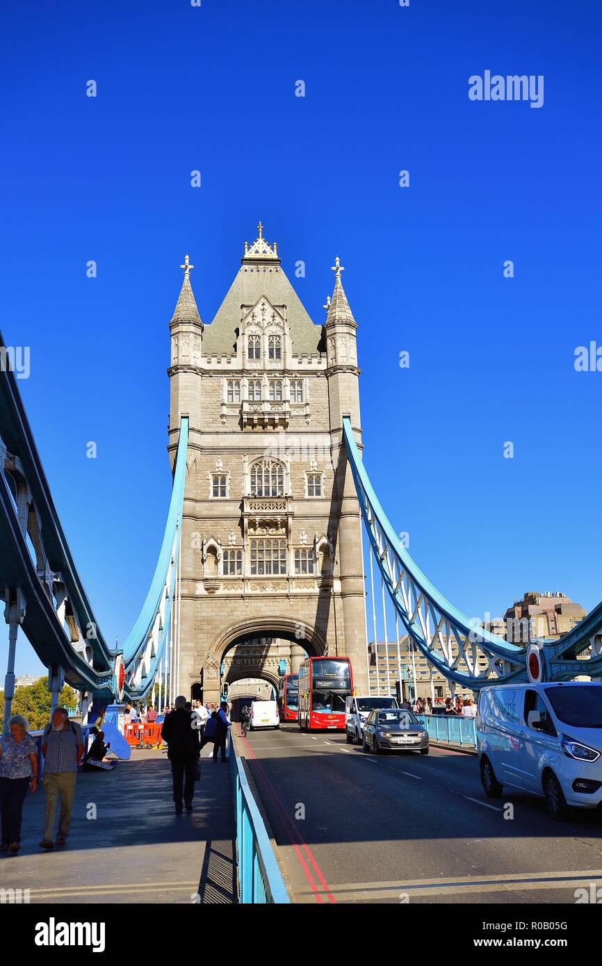 Londra, Inghilterra, Regno Unito. Una delle icone di Tower Bridge. Chiaramente, il più famoso e riconoscibile di tutti London Bridge. Foto Stock