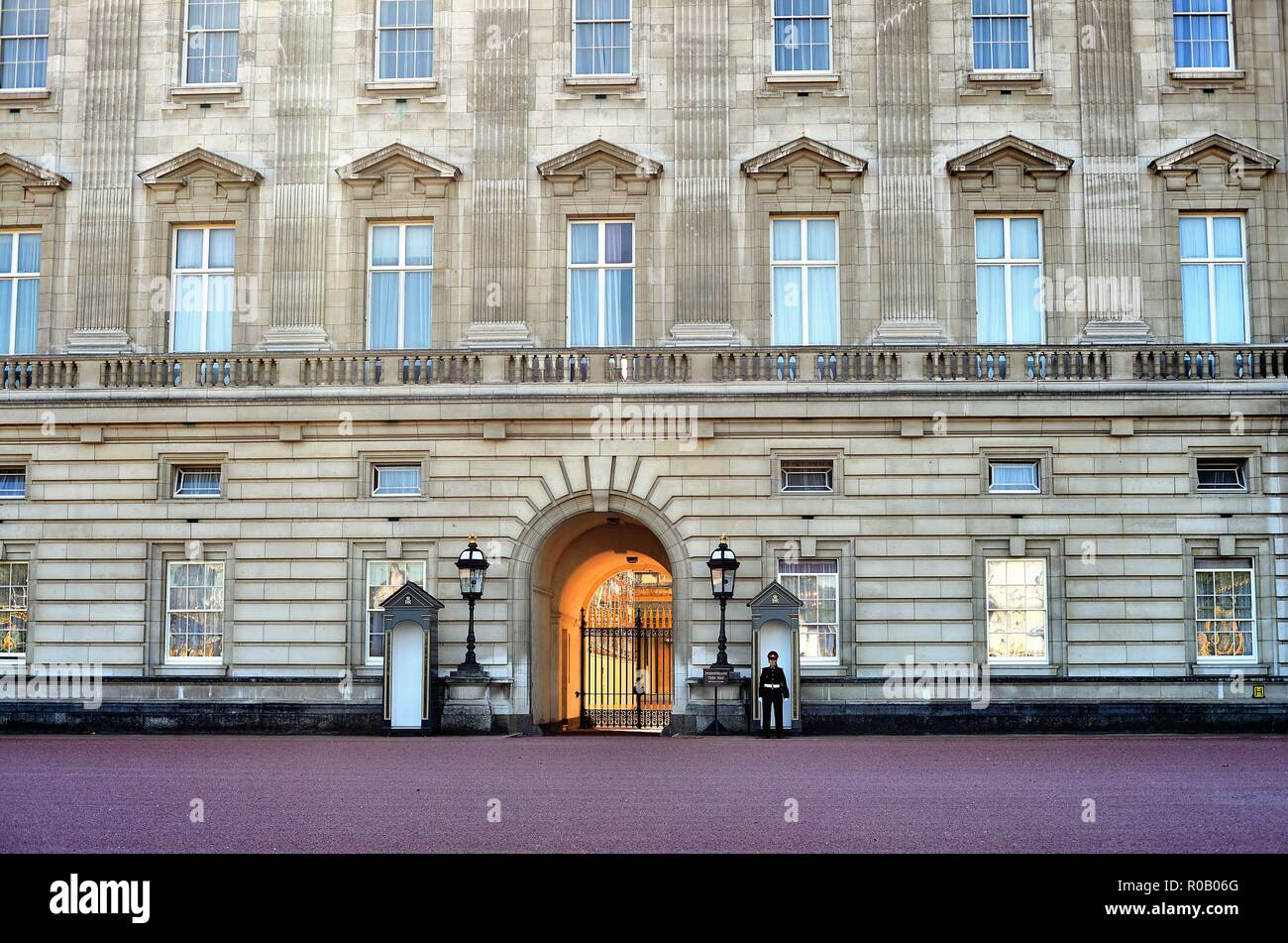 Londra, Inghilterra, Regno Unito. Un palazzo guardia a Buckingham Palace, la famosa residenza della regina d'Inghilterra. Foto Stock