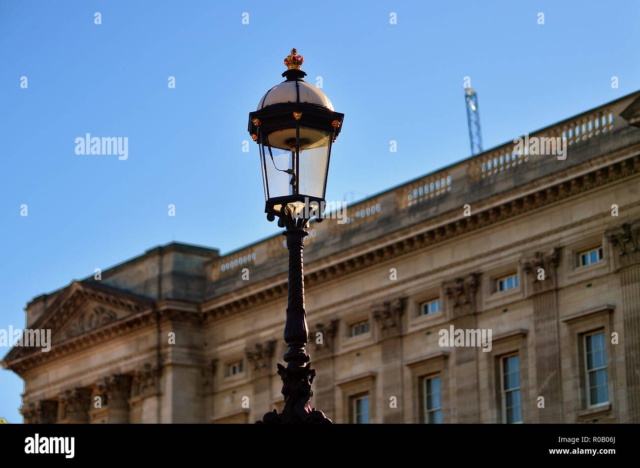 Londra, Inghilterra, Regno Unito. Un tempo onorato coach luce di fronte a Buckingham Palace, la famosa residenza della regina d'Inghilterra. Foto Stock