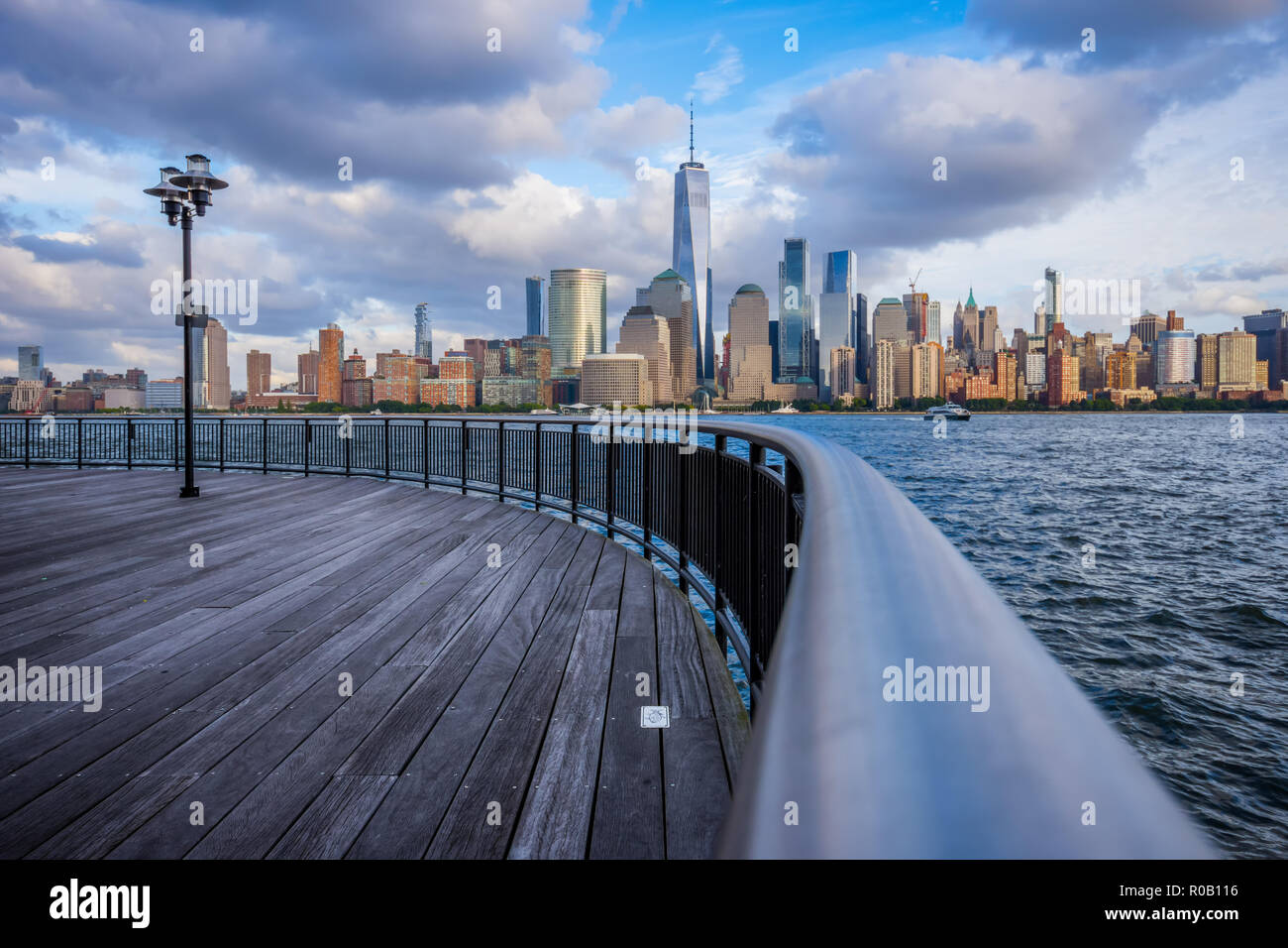 Vista dello skyline di Manhattan da Jersey City waterfront Foto Stock