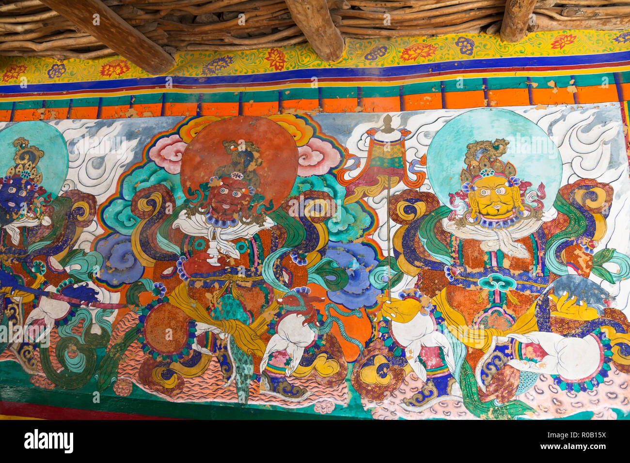 Parte della pittura (pezzo raffigurante tre dei quattro re celeste: Virudhaka (parzialmente), Virupaksa e Vaisravana) in Mune Gompa in Zanskar, India Foto Stock