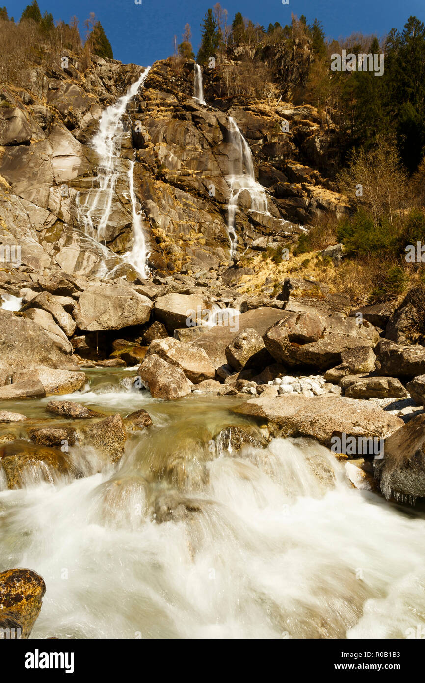 Vista Grande Cascata di Nardis in Val Genova, Adamello Brenta parco nazionale, Italia Foto Stock