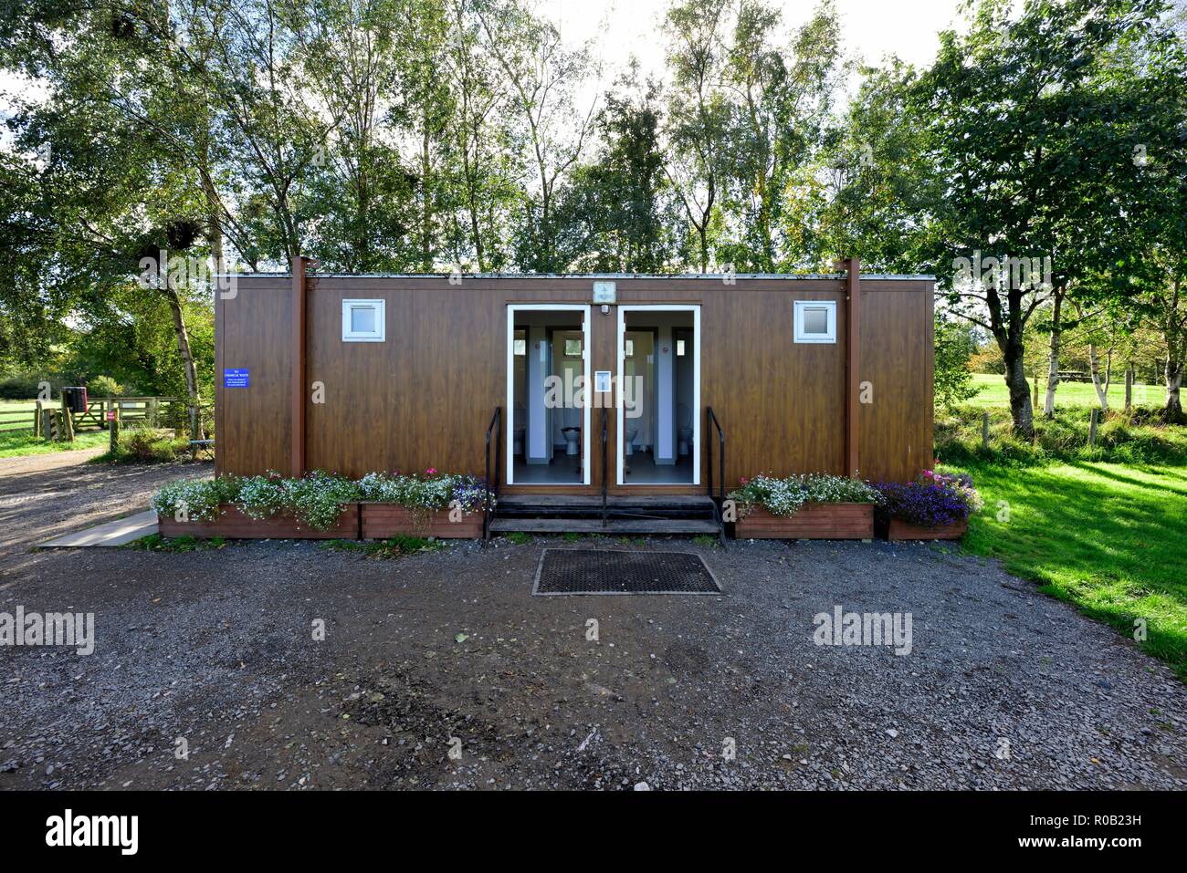 All'aperto,all'esterno,campagna blocco servizi igienici,il maschio, femmina, Lake District,Cumbria,Inghilterra REGNO UNITO Foto Stock