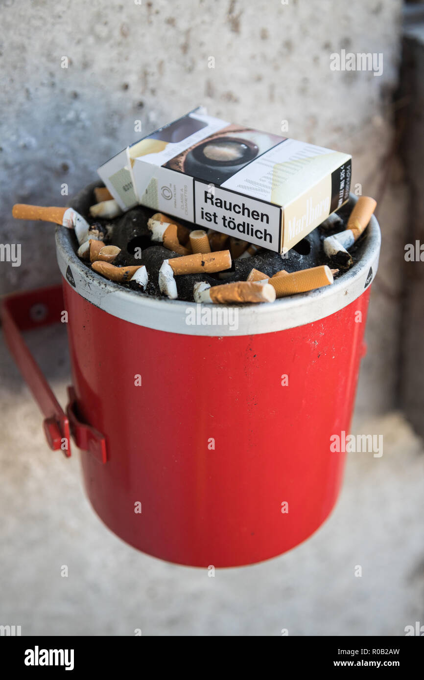 Questo vassoio pieno di sigarette è sicuramente un puzzolente e vista. Foto Stock