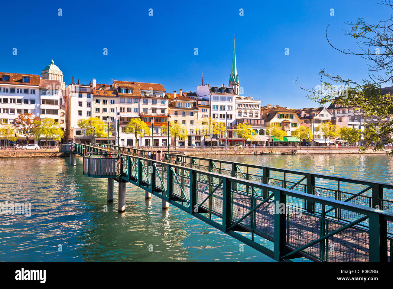 Zurigo waterfront landmarks autunno vista colorate, la più grande città della Svizzera Foto Stock