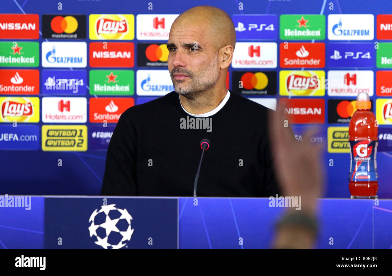 KHARKIV, Ucraina - 23 ottobre 2018: Manchester City manager Josep "" Pep Guardiola assiste la conferenza stampa dopo la finale della UEFA Champions League un gioco Foto Stock