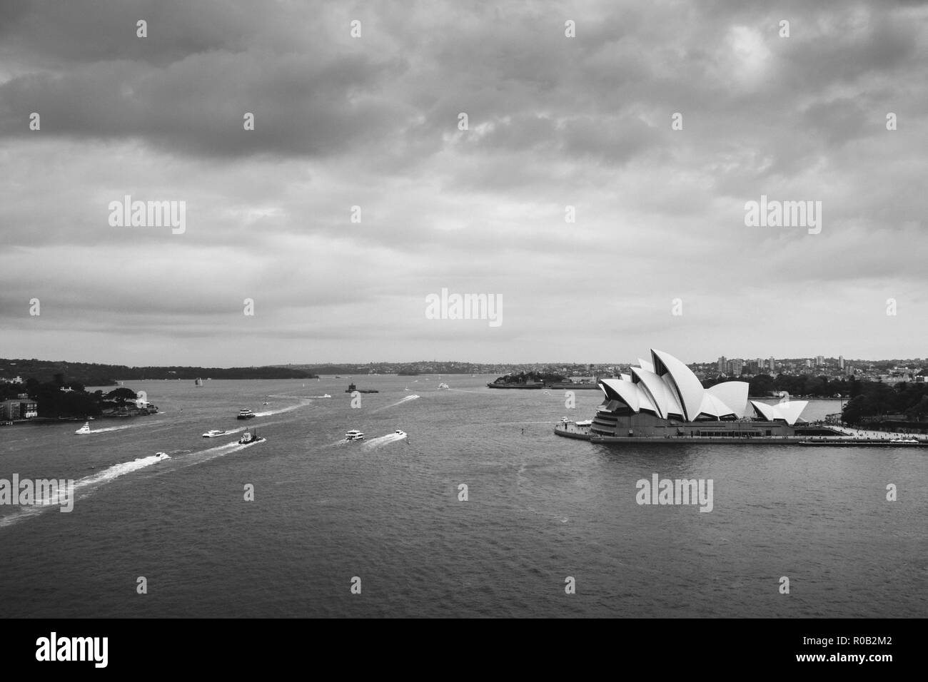 Il Porto di Sydney con iconica Sydney Opera House in vista di Sydney, Nuovo Galles del Sud, Australia Foto Stock