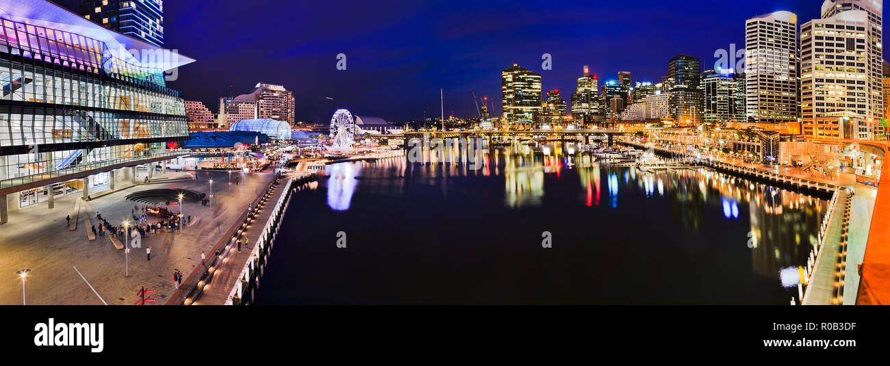 Dark Blue panorama di Darling Harbour Cockle bay, circondato da alti edifici di architettura urbana della città moderna di Sydney, Australia. Foto Stock