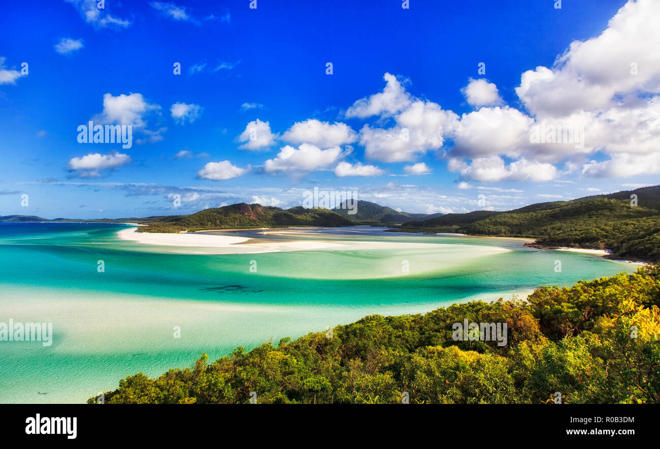 Whitehaven Beach su Whitsundays isole con sabbie silicee e poco profonda laguna di smeraldo sotto il cielo blu con nuvole bianche in un idilliaco clima tropicale. Foto Stock