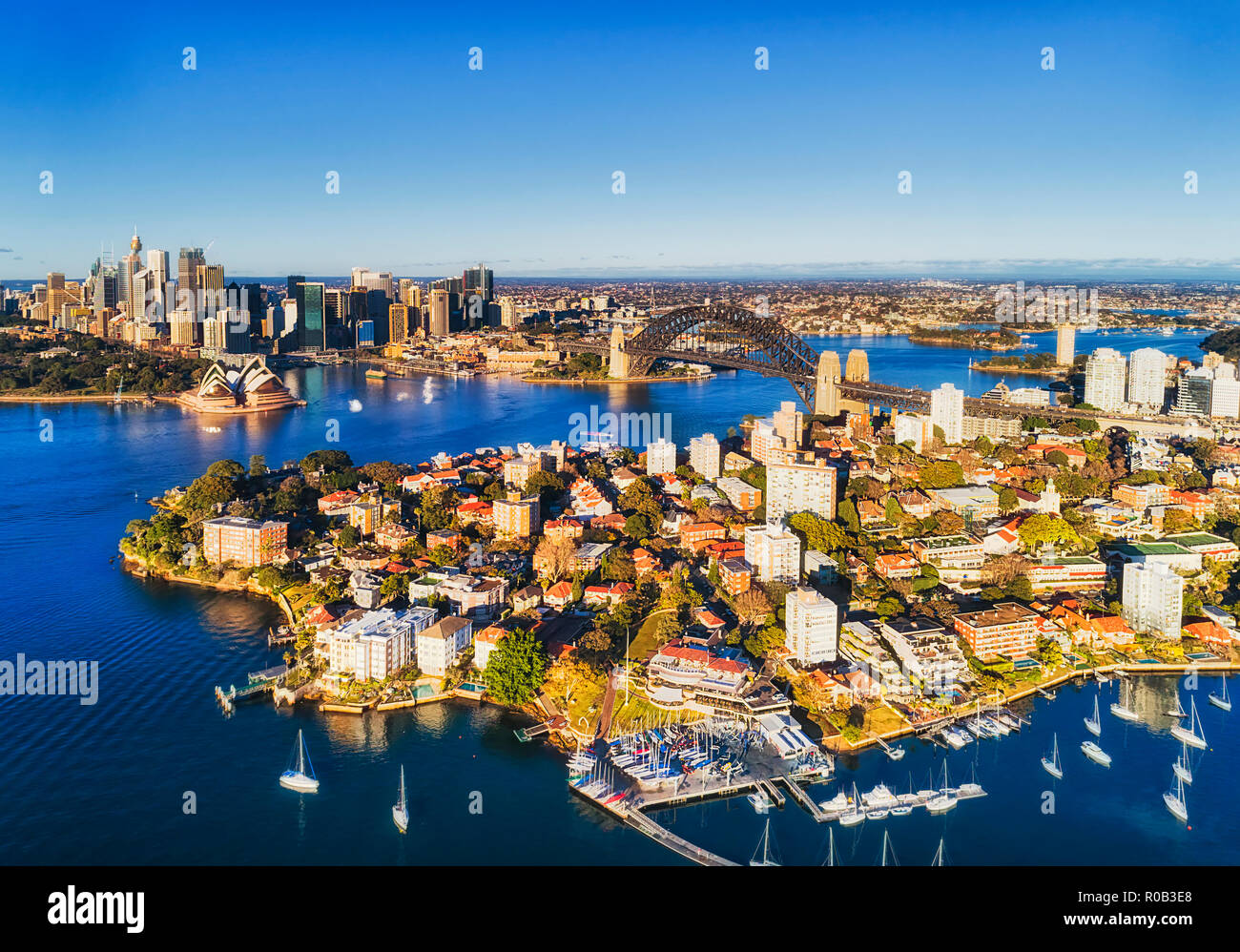 North Shore inferiore Kirribilli benestante sobborgo di Sydney intorno al porto di Sydney vicino al Ponte del Porto verso la città CBD luoghi nella vista aerea su wat Foto Stock