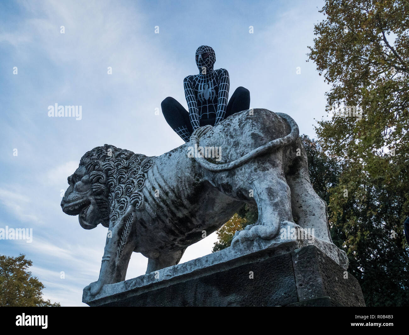 In un costume da Spiderman al 'Lucca fums & games', una convention annuale di fumetti e giochi, Lucca, Toscana, Italia Foto Stock