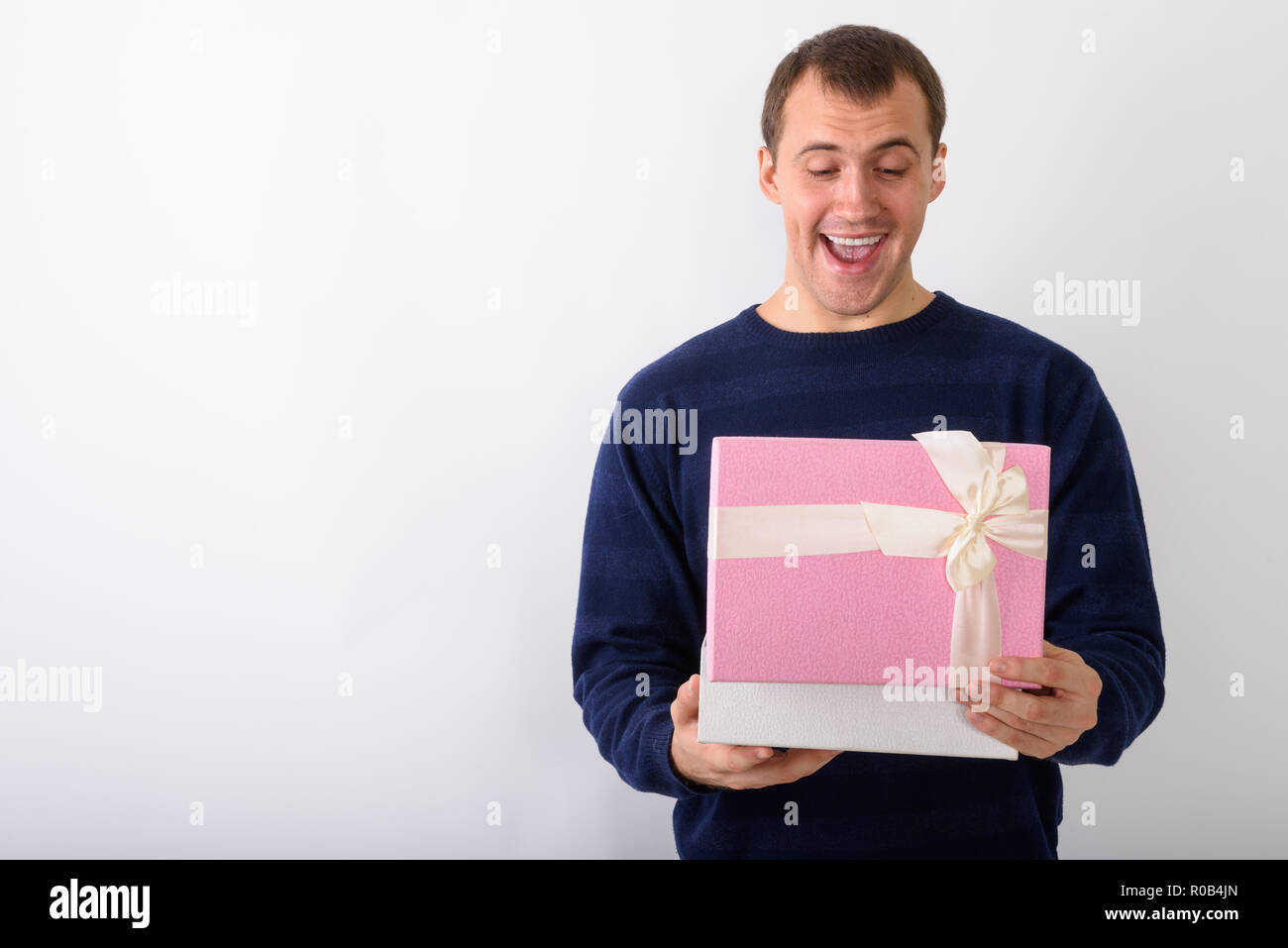 Studio shot di giovani felici muscolare di uomo sorridente mentre l'apertura gi Foto Stock