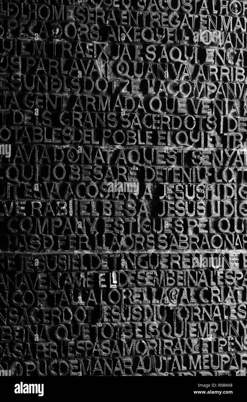 Scritti sulle porte di uscita della Sagrada Familia a Barcellona, Spagna, Europa Foto Stock