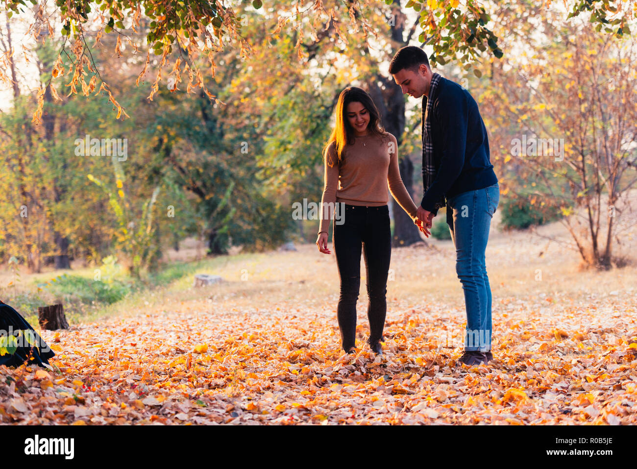 Paio di calci lascia sentirsi felice e gioiosa. Foto Stock