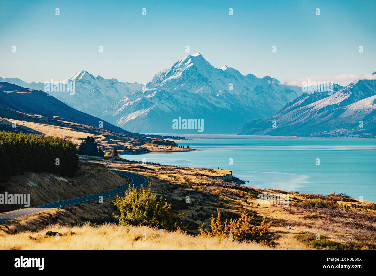 Strada a Mt Cook, la montagna più alta in Nuova Zelanda. Panoramica Autostrada guidare lungo il Lago Pukaki fino a Aoraki Mt Cook National Park, Isola del Sud di nuovo zelo Foto Stock