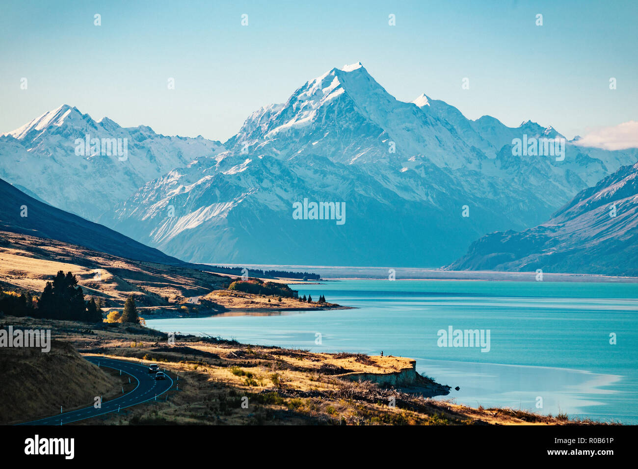 Strada a Mt Cook, la montagna più alta in Nuova Zelanda. Panoramica Autostrada guidare lungo il Lago Pukaki fino a Aoraki Mt Cook National Park, Isola del Sud di nuovo zelo Foto Stock