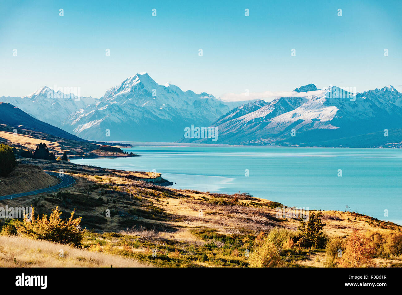 Strada a Mt Cook, la montagna più alta in Nuova Zelanda. Panoramica Autostrada guidare lungo il Lago Pukaki fino a Aoraki Mt Cook National Park, Isola del Sud di nuovo zelo Foto Stock