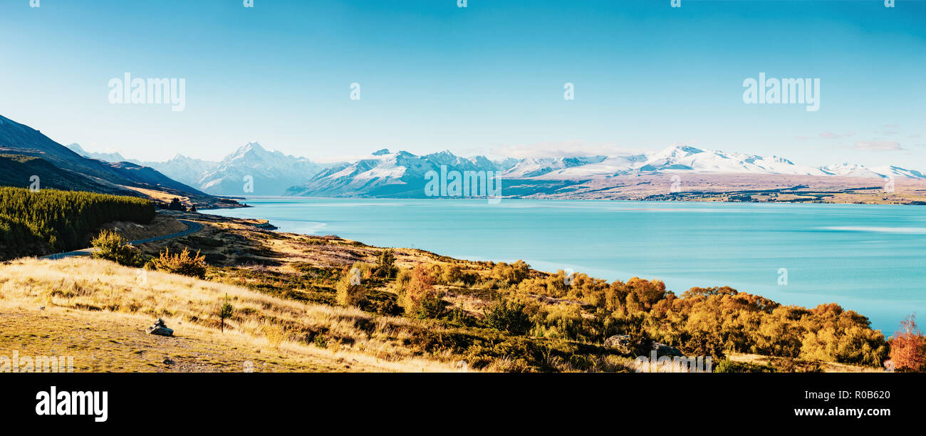 Strada a Mt Cook, la montagna più alta in Nuova Zelanda. Panoramica Autostrada guidare lungo il Lago Pukaki fino a Aoraki Mt Cook National Park, Isola del Sud di nuovo zelo Foto Stock