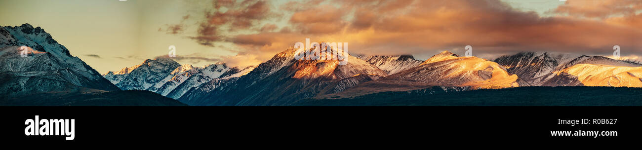Nevato Mt. Picco di Cook durante il tramonto in Mt. Cook National Park, magnifica montagna selvaggia con neve e ghiaccio, Isola del Sud, Nuova Zelanda Foto Stock