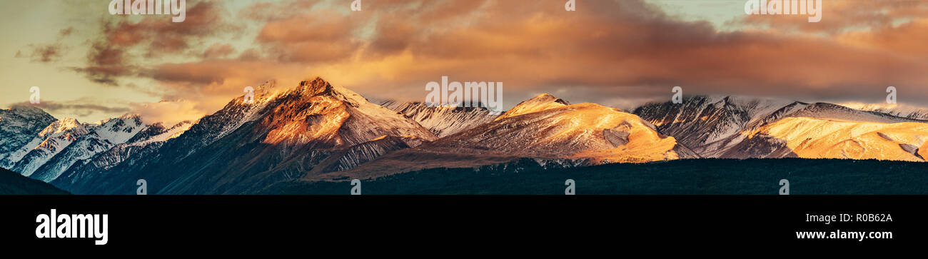 Nevato Mt. Picco di Cook durante il tramonto in Mt. Cook National Park, magnifica montagna selvaggia con neve e ghiaccio, Isola del Sud, Nuova Zelanda Foto Stock