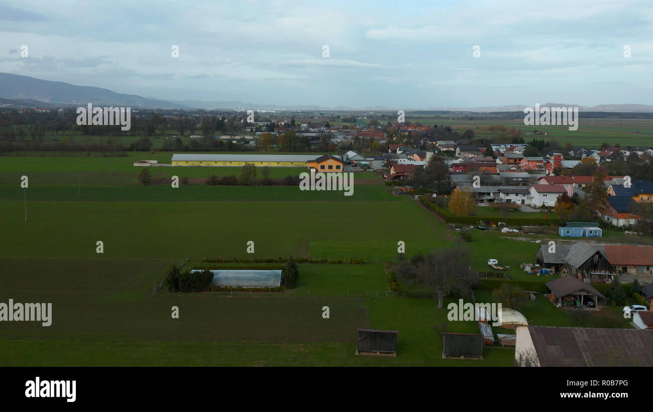 Campagna europea dall'aria, villaggio in pianura pannonica, Dravsko polje, Slovenia, paesaggio rurale tradizionale e piccoli villaggi con case alo Foto Stock