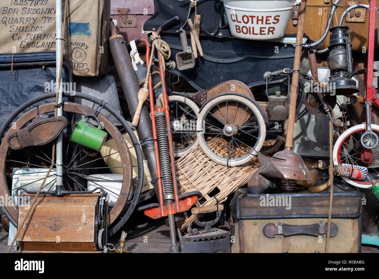 Vecchio vintage articoli per la casa sul retro di un autocarro vintage a Bicester Heritage Centre autunno domenica evento scramble. Bicester, Oxfordshire, Regno Unito Foto Stock