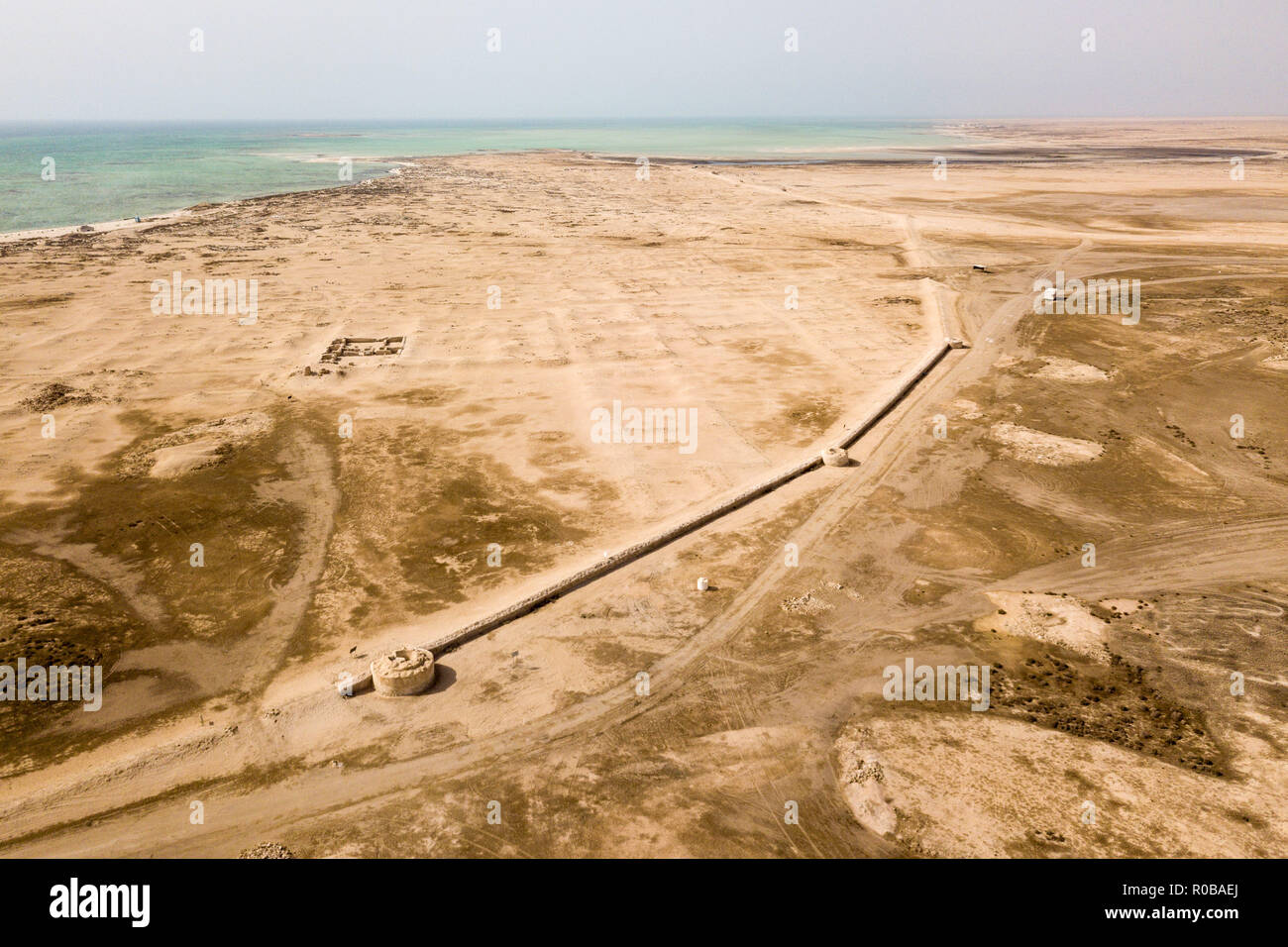 Al Zubarah (Az Zubara), rovinato antica città araba, costa nord-occidentale della penisola del Qatar, Al Shamal. UNESCO - Sito Patrimonio dell'umanità. Por storico Foto Stock