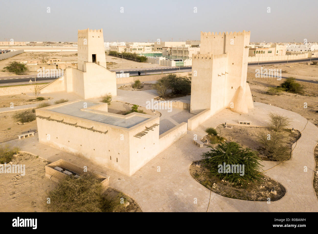 Barzan torri di avvistamento costruita con corallo rock e calcare e fort di Umm Salal Mohammed Torri, antica fortificazione araba vicino a Doha, in Qatar. Foto Stock